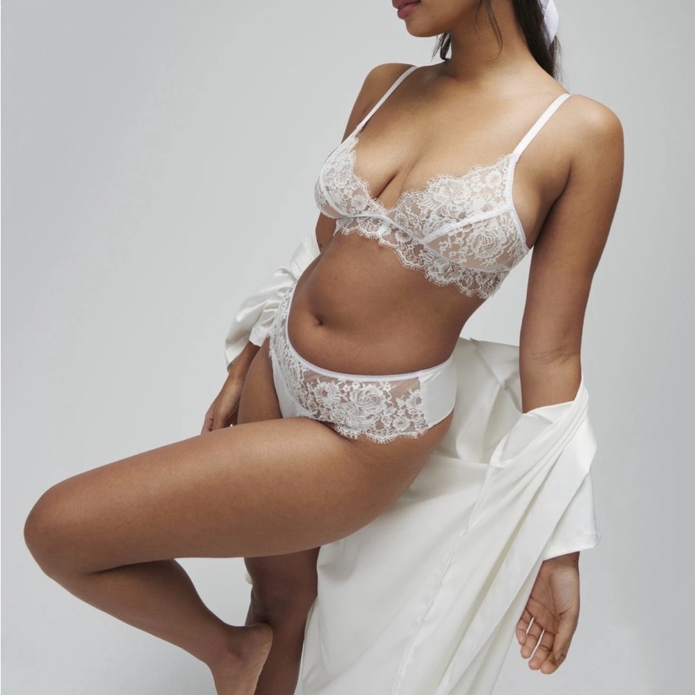 Hanky Panky Happily Ever After
Satin Lace Light Ivory Lingerie Set